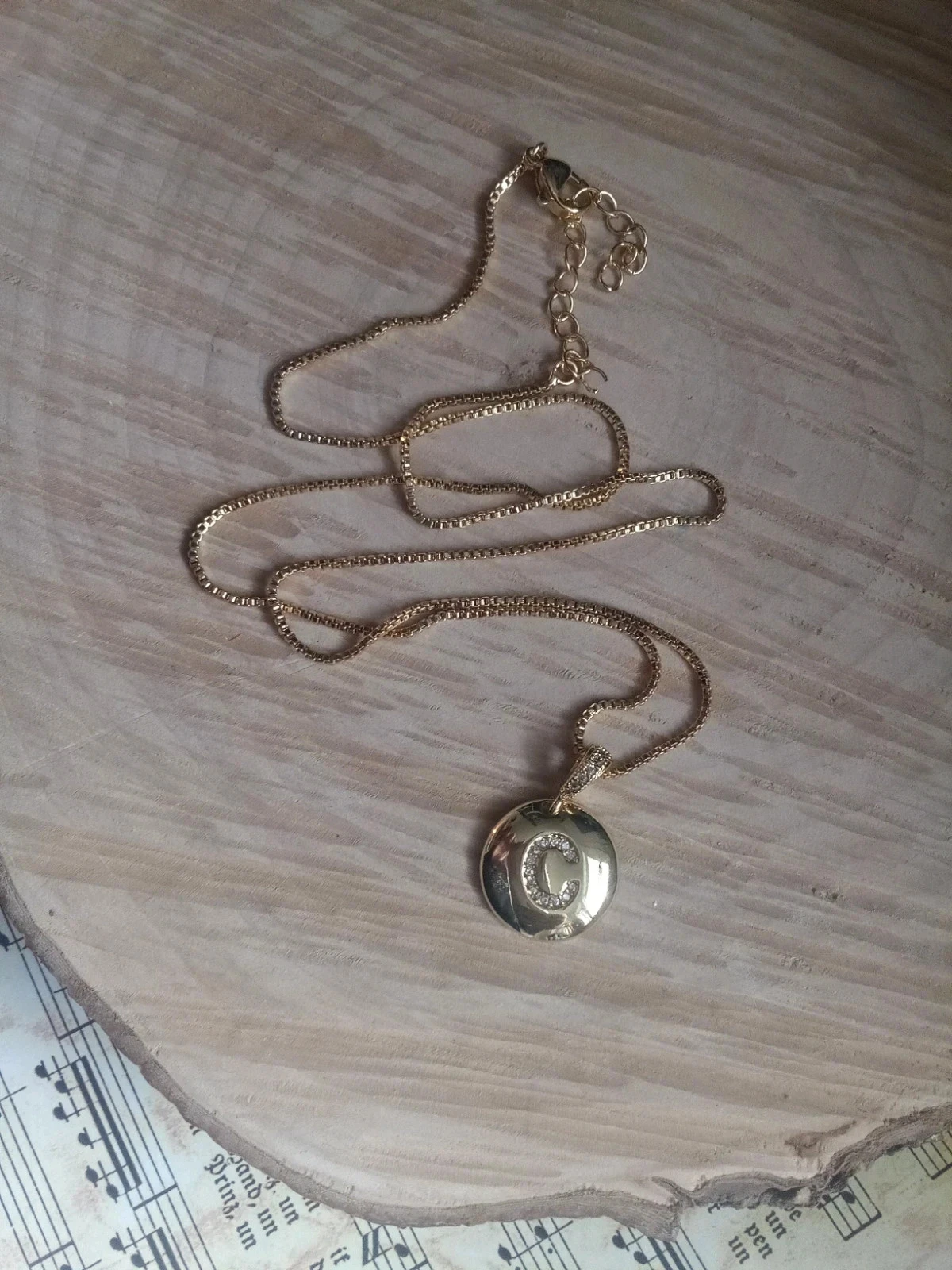 Collier médaillon doré lettre prénom C – photo 2